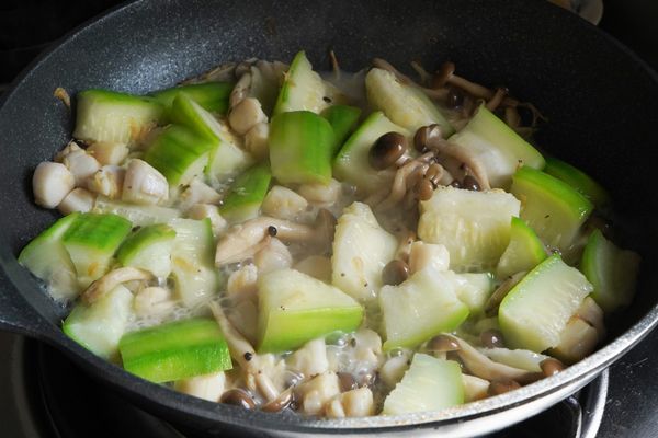 再加入水翻拌，蓋上鍋蓋悶至絲瓜變軟即可。