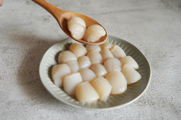 絲瓜切塊、鴻喜菇去蒂頭撥開、海灣貝柱退冰後加入米酒醃漬10分鐘備用。