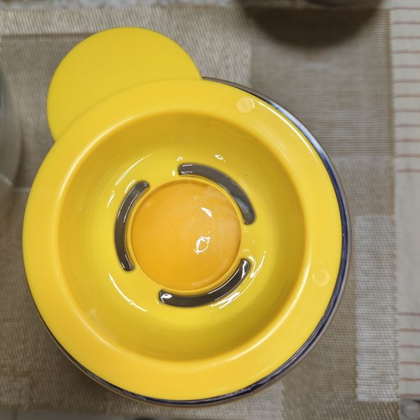 第一次使用蛋黃蛋白分離器 覺得很好用喔
先將蛋白分離放置乾淨無油無水的容器內等候打發蛋白。