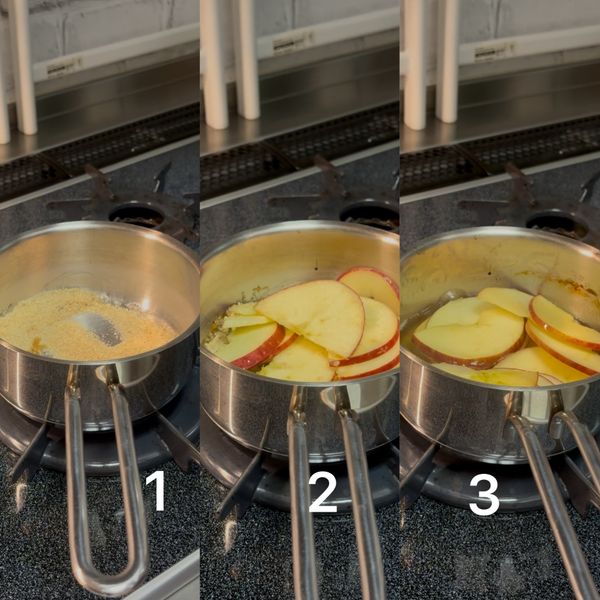 小鍋加入砂糖2 大匙與水50毫升，中小火煮至砂糖溶解。加入蘋果片，小火燉煮約 5 分鐘，取出備用。