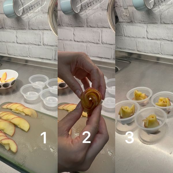 取 8 片煮好的蘋果片，一片疊一片，朝同方向捲起，形成玫瑰花形狀，放入果凍杯中。