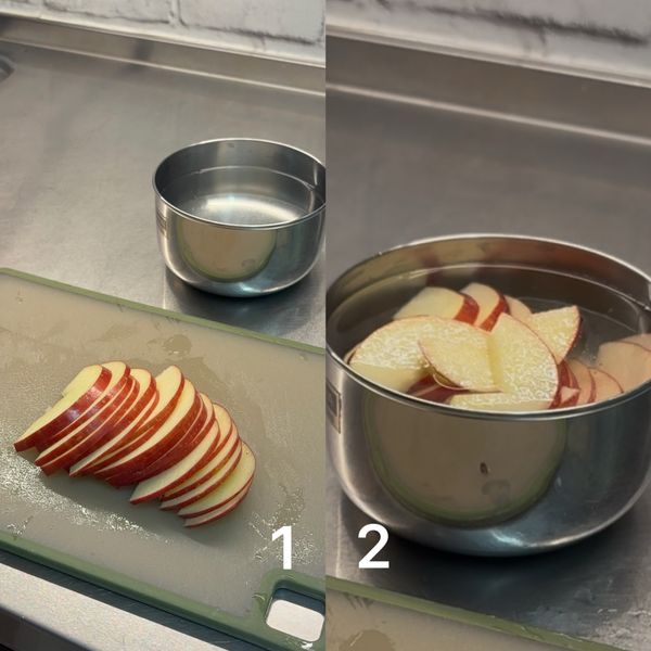取一容器倒入開水與適量檸檬汁備用。蘋果對半切薄片、去籽後放入檸檬水中防止氧化。