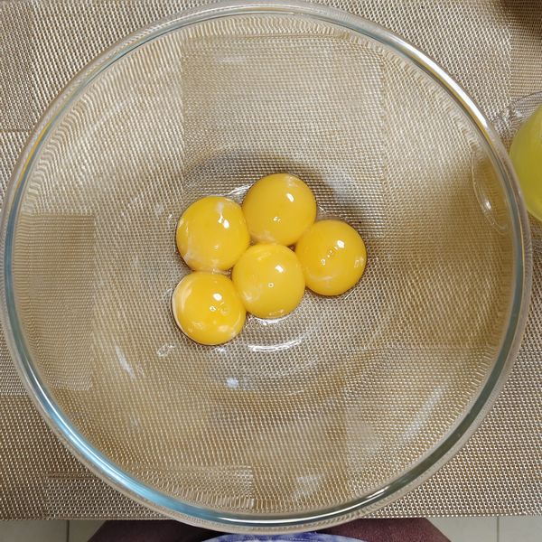 蛋黃倒入容器內