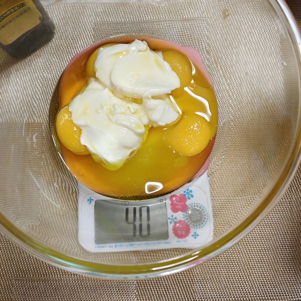 倒入橄欖油 （自己喜歡可以高溫烘培的植物油或融化奶油取代皆可）