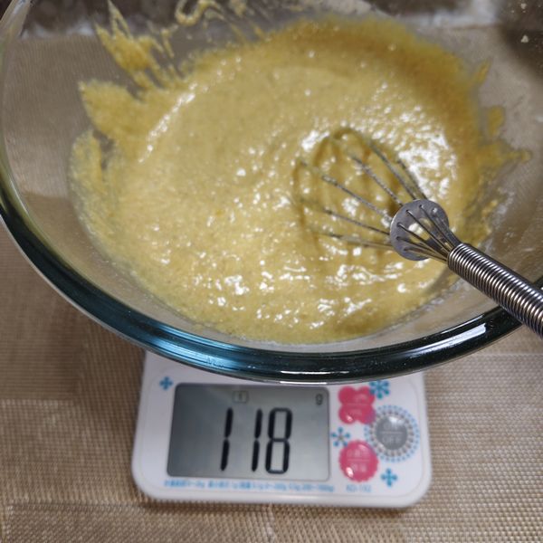 家裡沒低筋麵粉了，將生麥片現磨成粉無過篩直接倒入拌勻。（風味更好而且發現比買麵粉還便宜耶，口感上會比較紮實有飽足也穩定血糖，不會吃完澱粉類食物血糖上升過快容易想睡覺）