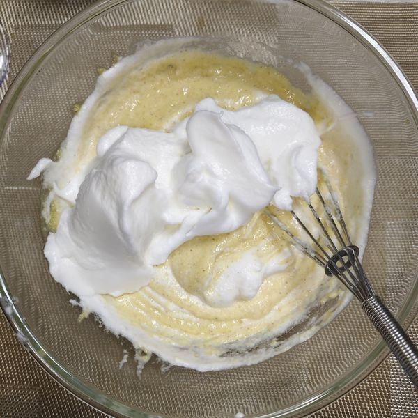 分幾次加入蛋白快速拌勻，盡量用翻拌類似炒菜手法，畫圈也是可以要快速重點不要過度攪拌會容易消泡喔！