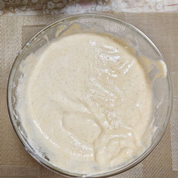 蛋黃糊和蛋白霜拌勻了 才想到加個香草精去除蛋腥味也能增添香味（也可不加）