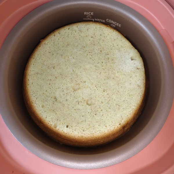 烘烤兩次完成。成品可以切出8塊蛋糕~
時間因個人家中電子鍋溫度為主，有的電子鍋可能烤一次就好嚕。 這款蛋糕是不愛吃蛋糕的媽媽也接受喜歡當早餐吃的古早味蛋糕喔~