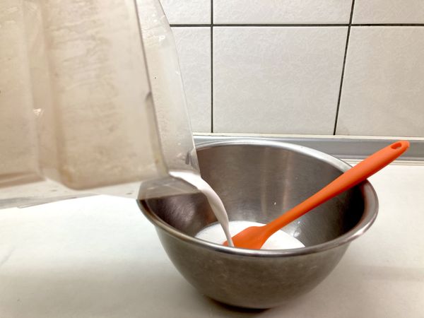 將泡發的白米瀝乾水後與飲用水放入調理機中打成細緻米漿，倒入調理盆中備用。