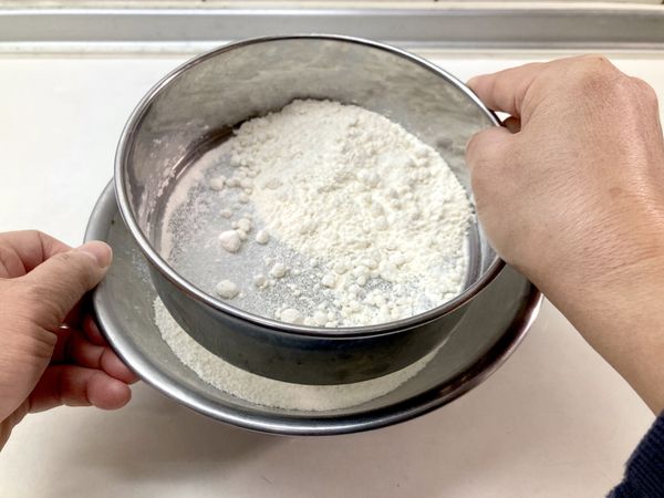 將速發酵母粉與低筋麵粉混合後一起過篩，讓粉類鬆散、不結塊，拌入米漿時也更均勻。