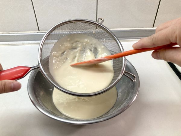 接著將米粉漿再過篩一次，去除顆粒，讓組織更加細緻。