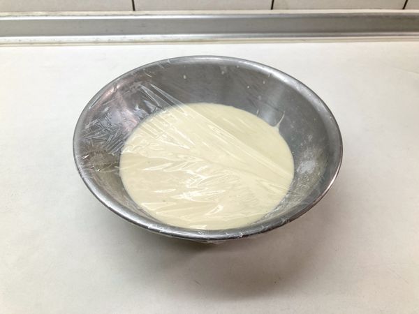 米粉漿蓋上保鮮膜，發酵至體積約膨脹 1.3～1.5 倍、表面出現「細密氣泡」、聞起來是淡淡米香＋酵母香。
發酵時間：
室溫 25～28°C：約 40～60 分鐘；冬天或低溫：約70～90 分鐘