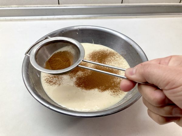 發酵完成的米粉漿表面撒上肉桂粉