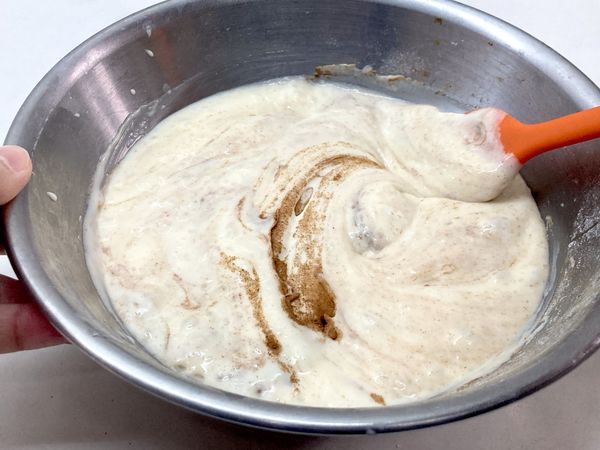 再用刮刀將肉桂粉與米粉漿拌勻