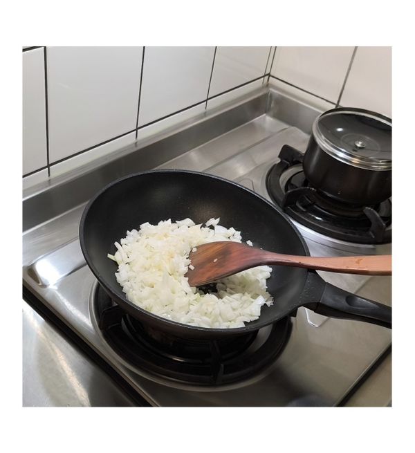 熱油下洋蔥炒半透明