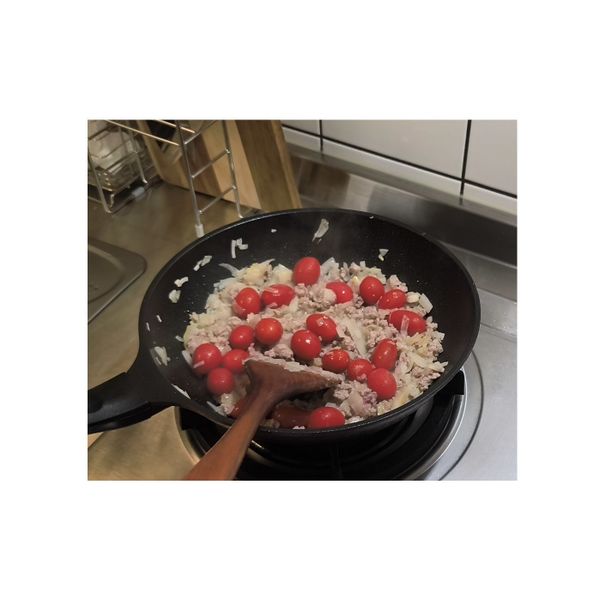 加入適量整顆小番茄
炒軟後稍微壓一下