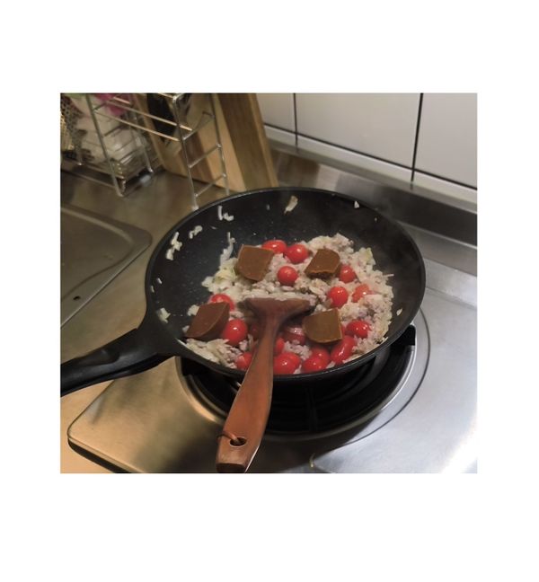 加入好侍番茄燴飯料理塊