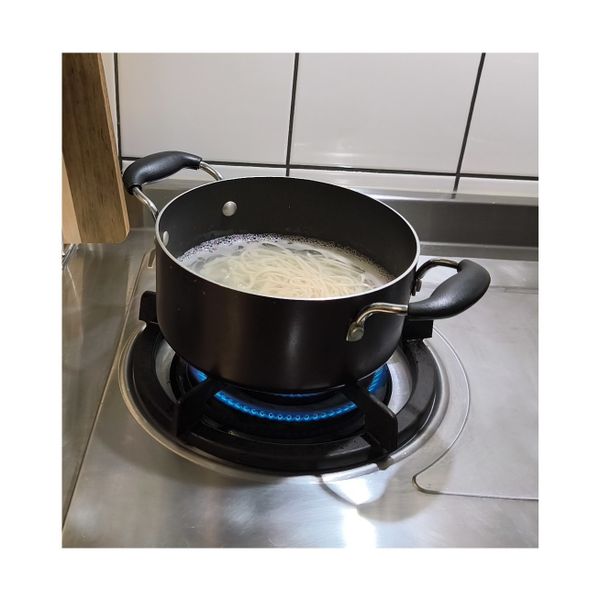 滾水下麵煮熟撈起
合併番茄肉醬