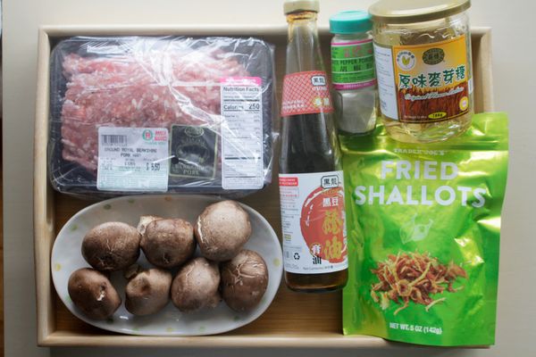 準備食材，大家也可以自己在家炸油蔥酥，我是用超市買的現成品，這包在美國Trader Joe's 超市買的，很好用！