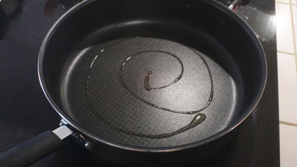 鍋子裡放一點點油，中火加熱