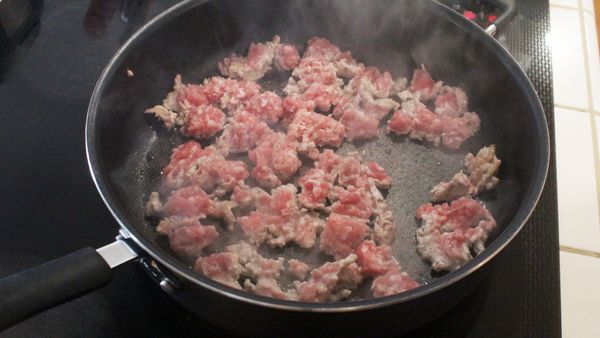 把絞肉盡量攤平、戳散