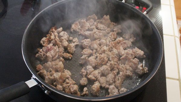 一定要把絞肉煎到稍微有焦色才會香，這時候才翻面。繼續煎絞肉，絞肉會先出水，水收乾後才開始出油，要煎到把油逼出來。