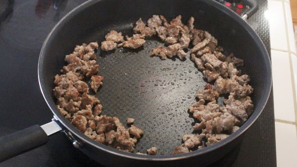 灑一點鹽與胡椒去腥味，鹽巴不用太多，主要用醬油膏調味比較香，翻炒均勻