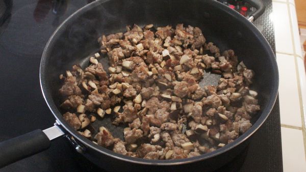 翻炒到可以聞到香菇的香氣