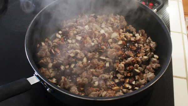 加入醬油膏跟油蔥酥