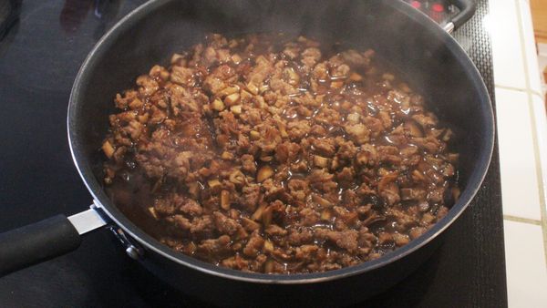 大滾之後再轉小火，讓肉燥維持微滾狀態