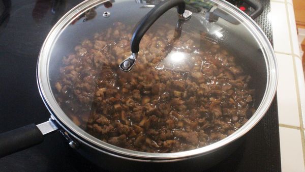 蓋上鍋蓋慢燉至入味