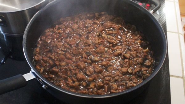 開蓋後繼續小滾直到把醬汁收濃