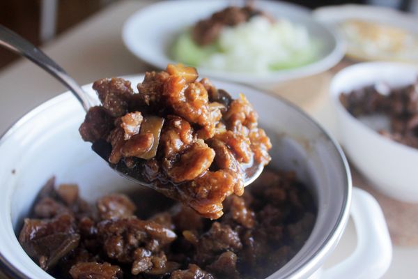 我喜歡盛到小鍋子裡，一餐沒吃完可以回爐子上滾，會越煮越有味道越好吃！