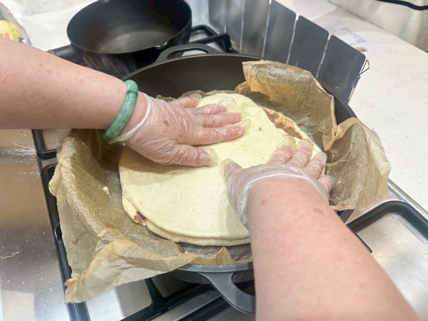 疊好之後用手輕壓出氣泡，可以用擀麵棍輕擀讓它更緊密結合