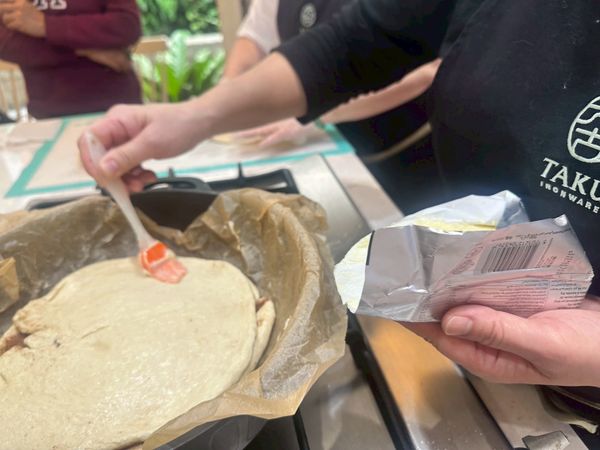 奶油抹到麵團上，周圍1公分要留白