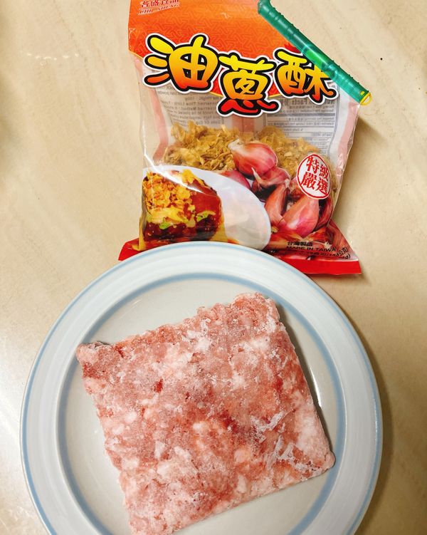 熱鍋後下絞肉炒至熟透後加入些許醬油、糖、水調味，加入油蔥酥拌炒。