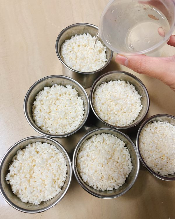 加入水 淹過糯米高度一點點即可