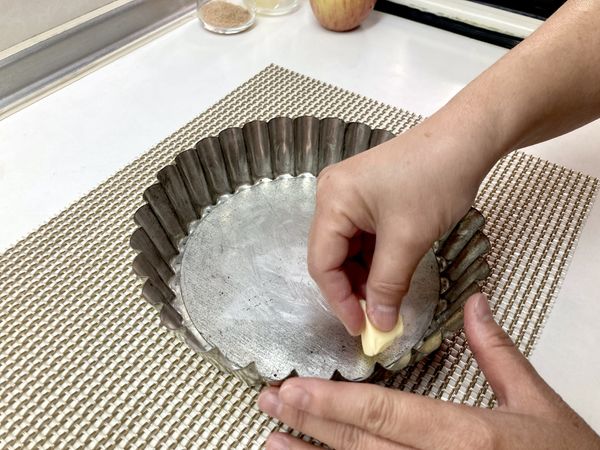 派模內側抹上一層薄薄的無鹽奶油，防沾又好脫模。
PS:使用不沾的模具可省略此步驟
