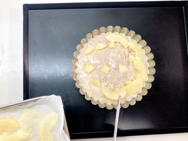 將蘋果片依序鋪放在米粉漿表面