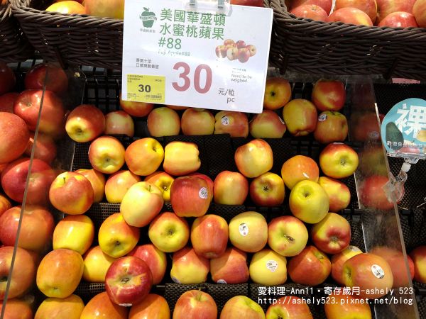 先到賣場選好蘋果，華盛頓聖芳蘋果、果肉細緻甜美搭配微酸番茄，烹調中釋放自然果香、讓口感更柔和