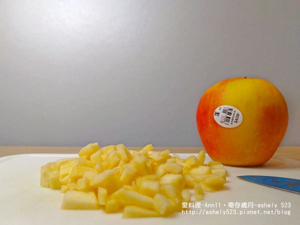 蘋果去皮切丁、洋蔥切絲、蒜頭切碎，番茄從罐頭取出後 用叉子壓碎，備料完成