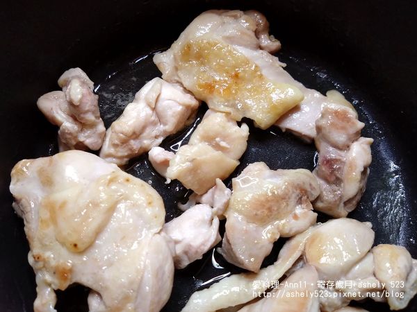 鍋中倒一湯匙橄欖油、油熱放雞腿肉入鍋，兩面煎到有些變色、就可夾起放旁備用