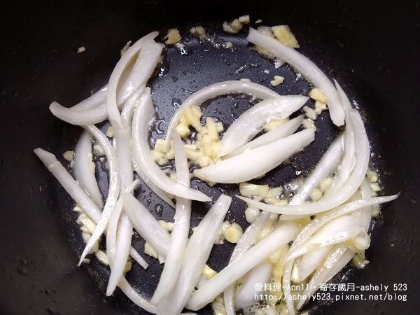 鍋中的雞油不要倒掉、直接放蒜末跟洋蔥絲入鍋炒香