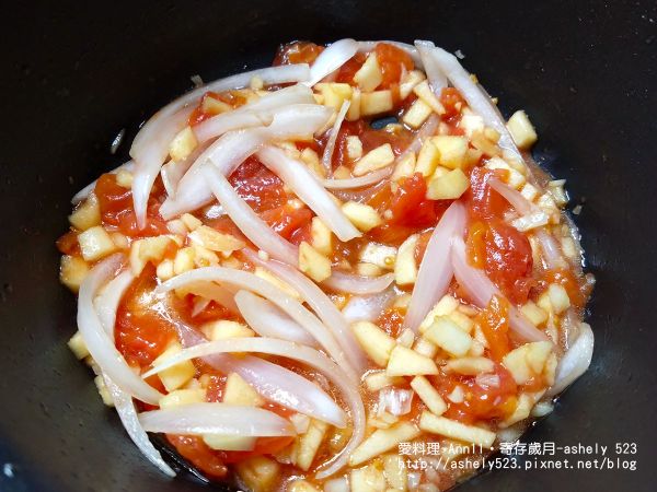 再放蘋果丁跟切碎番茄，所有食材翻炒約1分鐘