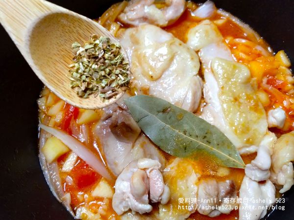 倒水、放奧勒岡葉跟月桂葉，蓋鍋蓋用中小火燉 12–14 分鐘