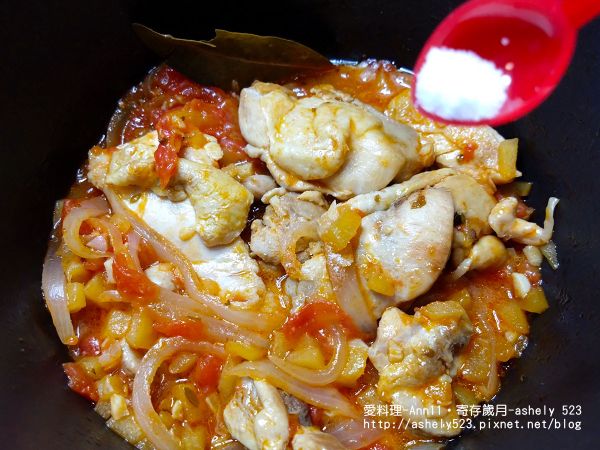 開蓋用中火煮2-3分鐘調整濃度(收汁)、放1小匙鹽，所有食材攪拌均勻。PS.收汁時間及濃度、視個人口感決定