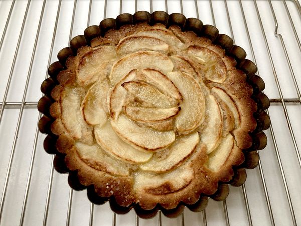 將派模放入預熱好的烤箱中烘烤：
200／180°C，烤 15 分鐘
220／180°C，再烤 15 分鐘
230／180°C，最後烤 5–10 分鐘
可依自家烤箱火力調整，上色滿意即可。