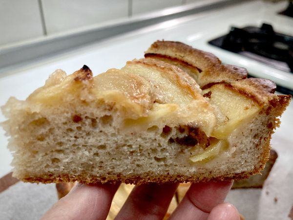 烤好的蘋香 Q 米派，孔洞清楚可見，米粉完美融合，創新口味等你來挑戰！