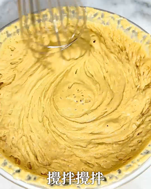 發酵完成後掀開保鮮膜稍微攪拌一下讓空氣進入