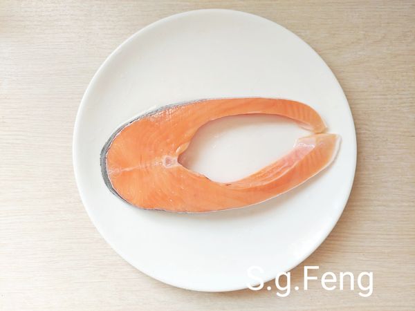 3.鮭魚以[醃料]醃漬30分鐘(期間將其翻面一次)。